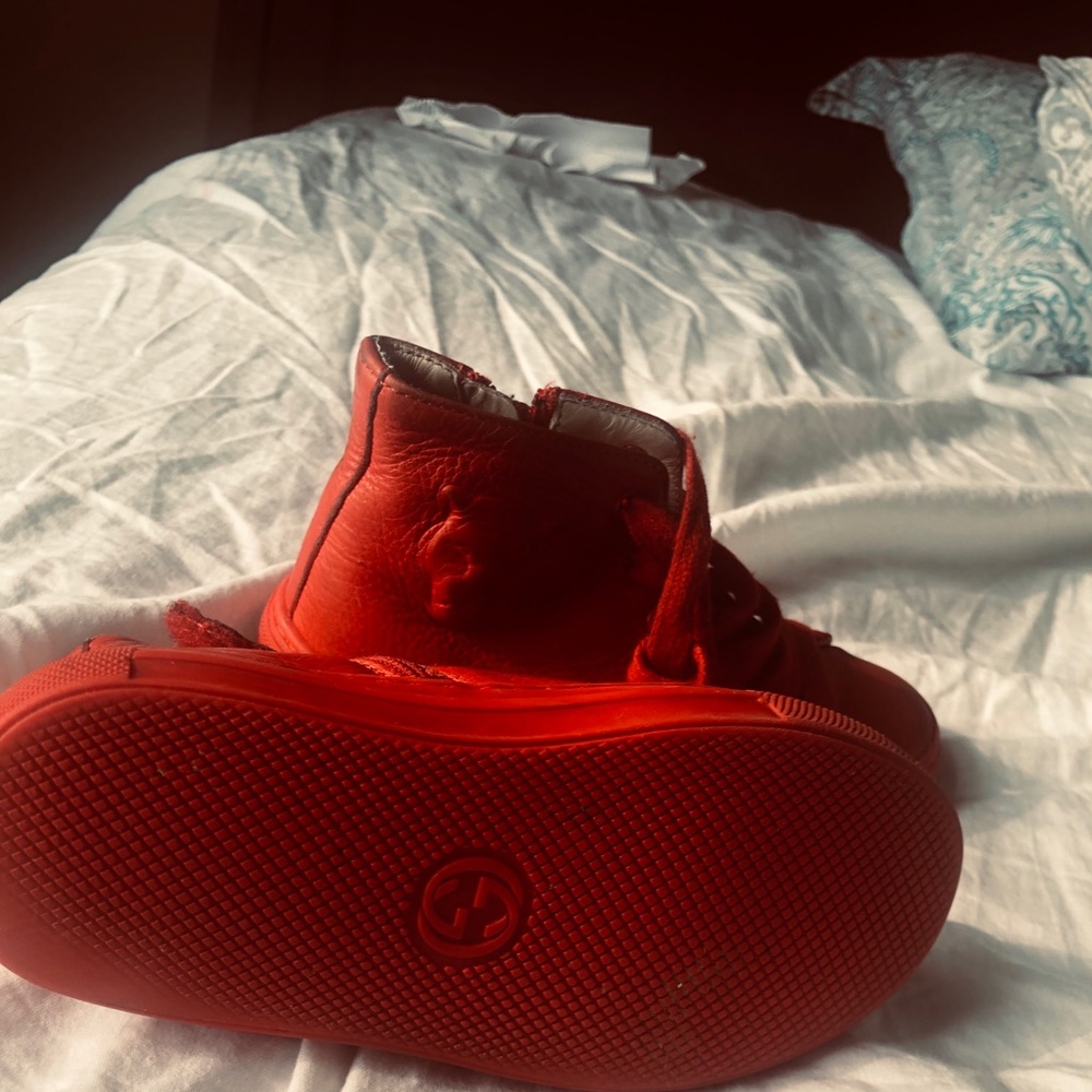 A kids(boys) gucci shoe
